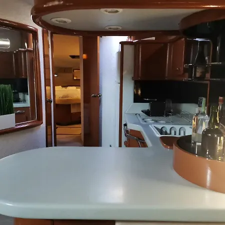 Πλωτό κατάλυμα Flat Boat - Luxuryborder *